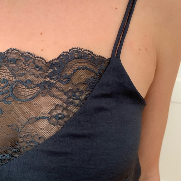 Cute satin-like grey tank top - Picture 2 of 2